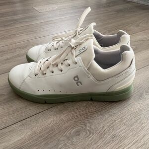 On the Roger Advantage Men's Size 11 White/Olive Tennis Shoes